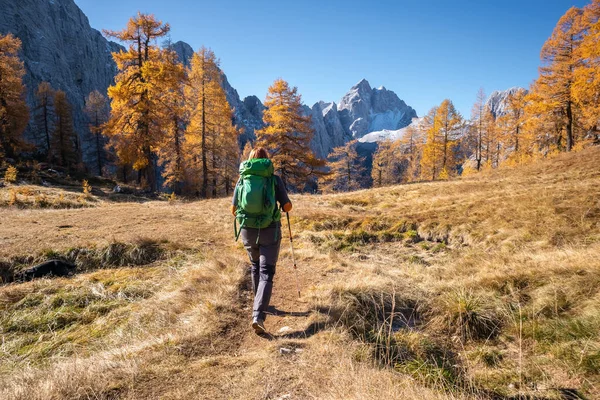 Femme dans les montagnes — Photo