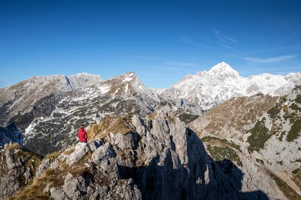 Senderista sentada en una montaña —  Fotos de Stock