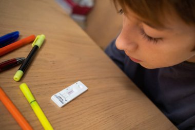 Evde koronavirüs testi yapılıyor.