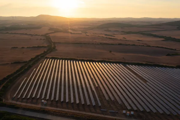 Der Solarpark und gepflügter Boden — Stockfoto