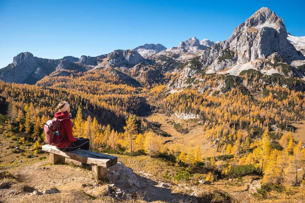 Wanderinnen auf einer Bank in den Bergen — Stockfoto