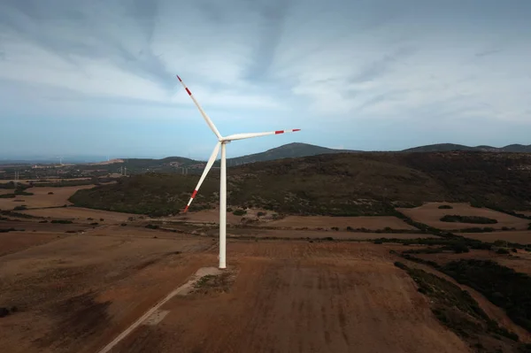 Turbina eólica en una región montañosa — Foto de Stock