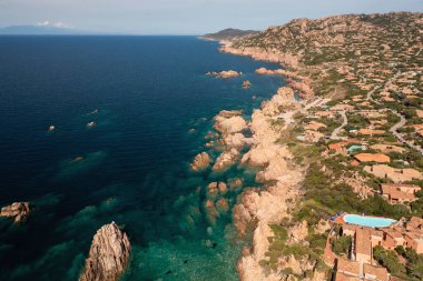 Taş kıyı şeridi ve turkuaz deniz suyu