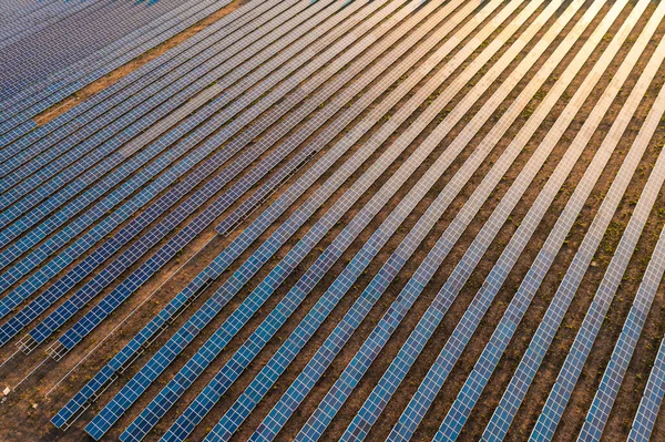 Centrale fotovoltaica al tramonto — Foto Stock