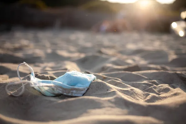 Wegwerp medisch masker op strand over zee — Stockfoto