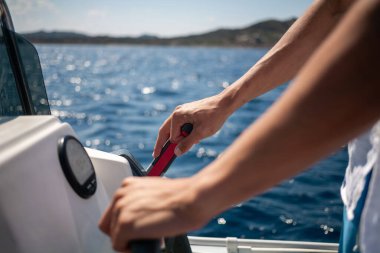 bir tekne sürüş adam