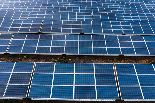 Photovoltaik-Kraftwerk bei Sonnenuntergang — Stockfoto