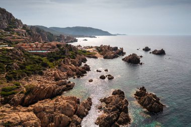 Taş kıyı şeridi ve turkuaz deniz suyu