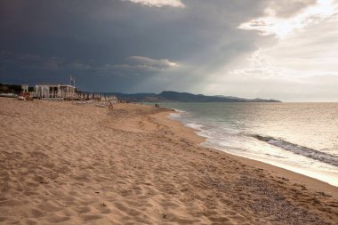 Fırtınadan önce kumsal