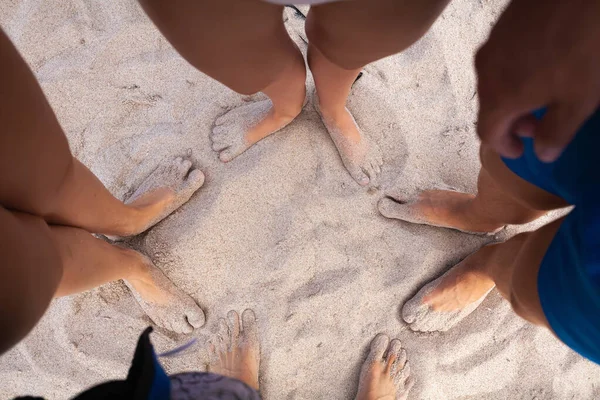 Povos pés na praia arenosa — Fotografia de Stock