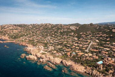 Sardunya 'daki Costa Paradiso plajı