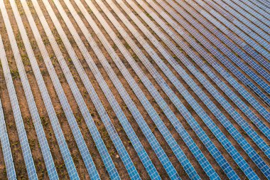 Güneş enerjisi santralinin tepeden aşağı görüntüsü