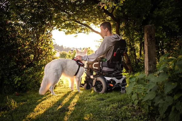 Hombre con discapacidad y perro de servicio —  Fotos de Stock