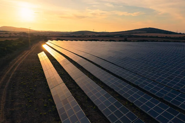 Photovoltaik-Kraftwerk bei Sonnenuntergang — Stockfoto