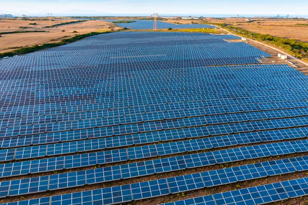 Widok z góry na elektrownię słoneczną — Zdjęcie stockowe