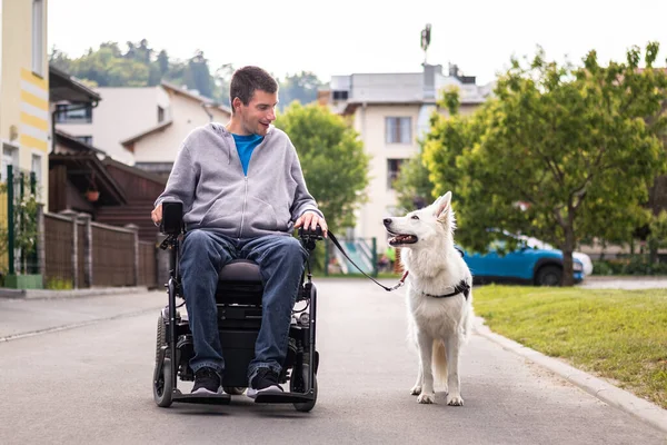 Een gehandicapte man leidt aan een riem een diensthond — Stockfoto