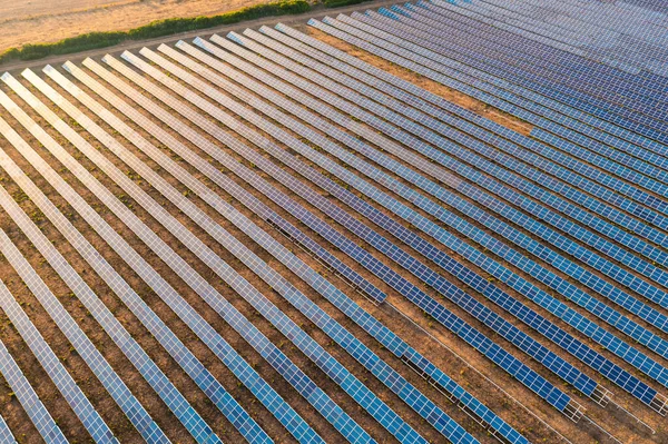 Farma paneli słonecznych pod zachodem słońca — Zdjęcie stockowe