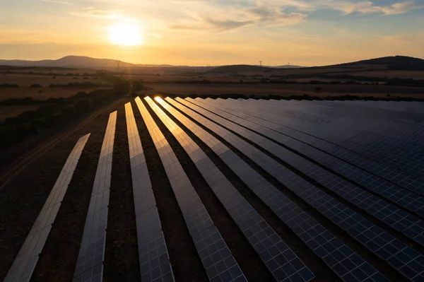 Farma paneli słonecznych pod zachodem słońca — Zdjęcie stockowe