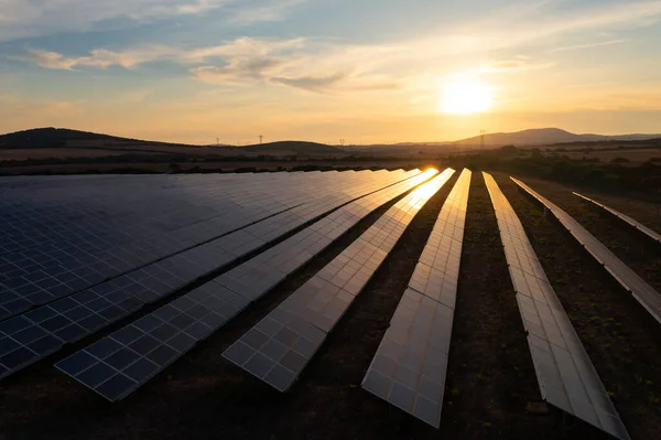Solarpaneel-Park bei Sonnenuntergang — Stockfoto