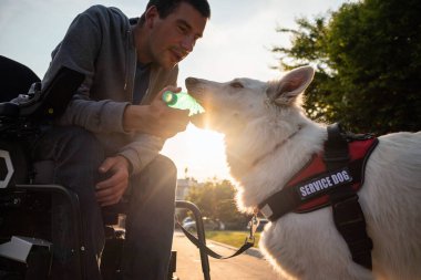 Özürlü ve hizmet köpeği olan bir adam.