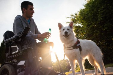 Özürlü ve hizmet köpeği olan bir adam.