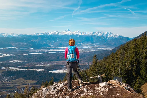 Vista posterior de la mujer excursionista en las montañas —  Fotos de Stock