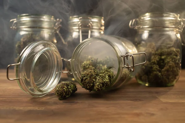 Derramou botões de cannabis na mesa — Fotografia de Stock