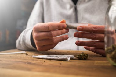 Erkek eller marihuana sarar