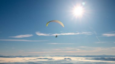 Kışın dağlarda paraşütle atlamak