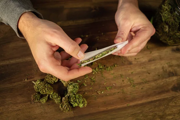 Mãos masculinas fazendo maconha conjunta — Fotografia de Stock