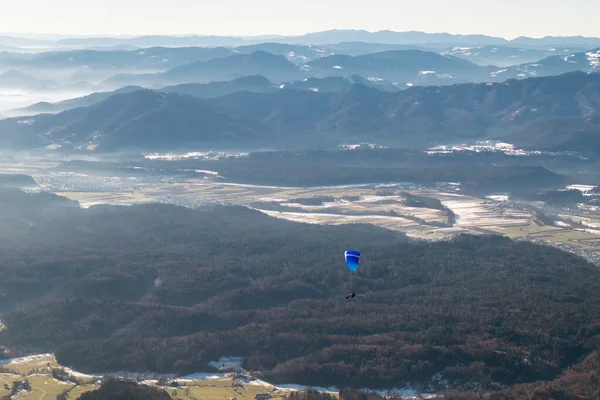 Parapente en hiver en montagne — Photo