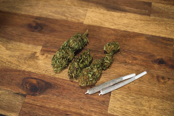 Male hands rolling marijuana joint — Stock Photo, Image