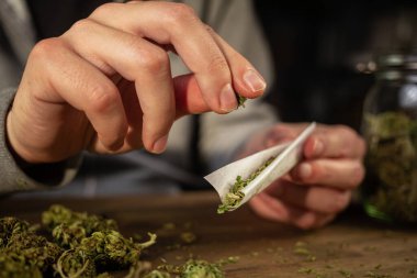 Erkek eller marihuana sarar