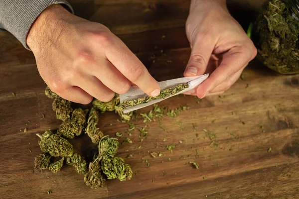 Male hands rolling marijuana joint — Φωτογραφία Αρχείου