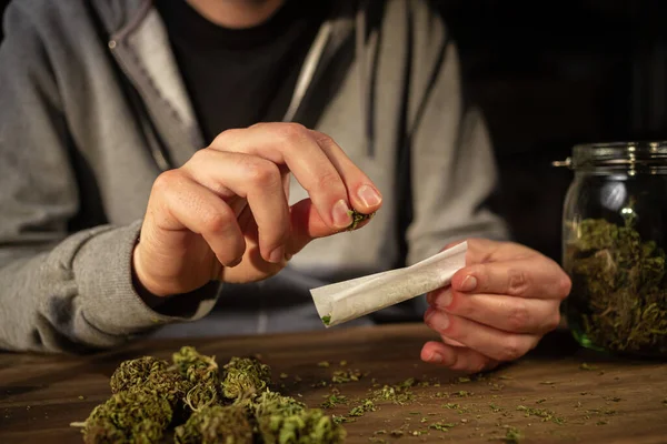Mains masculines rouler joint marijuana — Photo