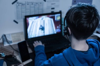 Bilgisayarda çocuk oyunu