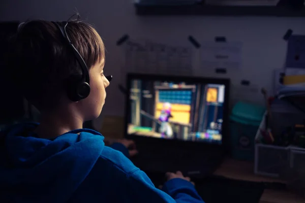 コンピュータ上の子ゲーム — ストック写真