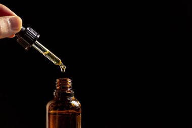 Küçük bir kehribar şişesinde kenevir yağı.