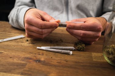 Erkek eller marihuana sarar