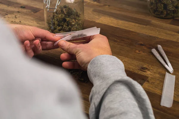 Male hands making marijuana joint — Φωτογραφία Αρχείου
