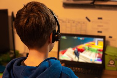 Bilgisayarda çocuk oyunu