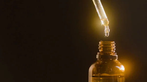 Filling a glass dropper bottle with CBD hemp oil — Φωτογραφία Αρχείου
