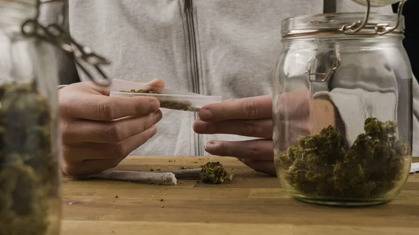 Male hands rolling marijuana joint — Φωτογραφία Αρχείου