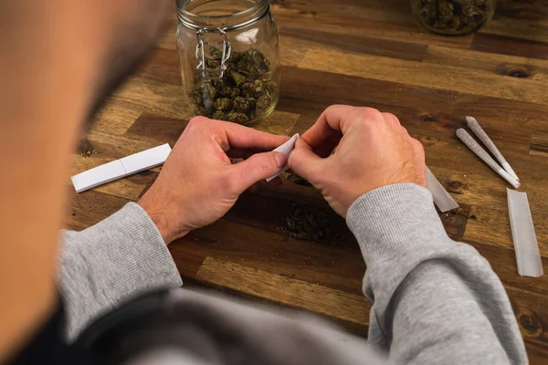 Male hands rolling marijuana joint — Φωτογραφία Αρχείου