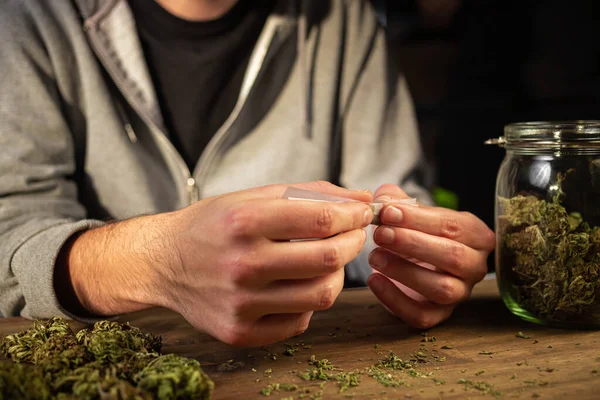 마리화나를 틀어 놓는 남자들의 손 — 스톡 사진