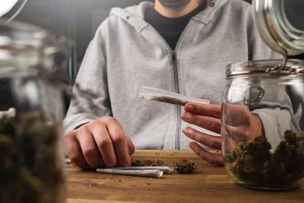 Male hands rolling marijuana joint — Φωτογραφία Αρχείου