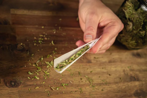 Male hands rolling marijuana joint — Φωτογραφία Αρχείου