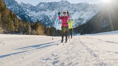 Kros kayağı yaparken eş zamanlı hareket eden çift