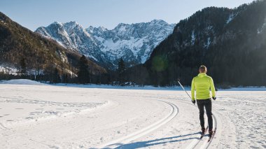 Kros kayak pisti ve kayakçıların panoramik görüntüsü