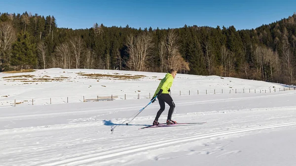 스키 리조트와 백인 커플 크로스컨트리 스키, 슬라이더 샷 — 스톡 사진